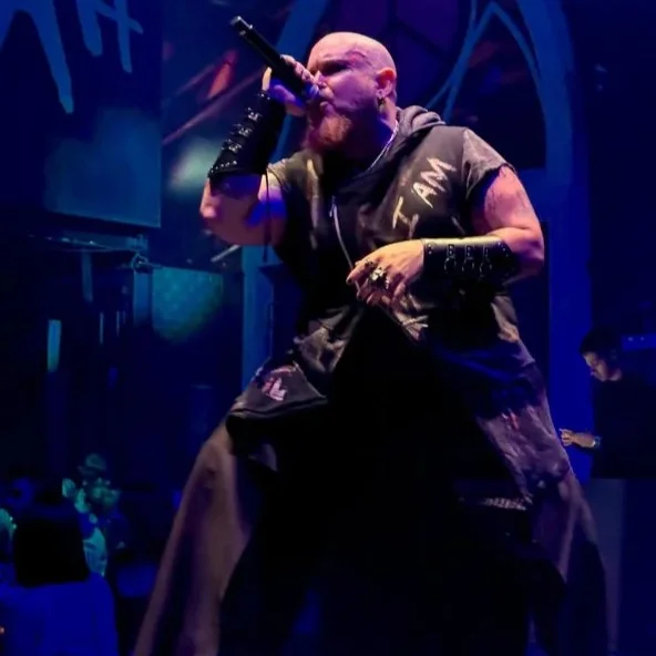 Fotografía del actor de doblaje y cantante de rock Erik Cruz, en el escenario durante un concierto
