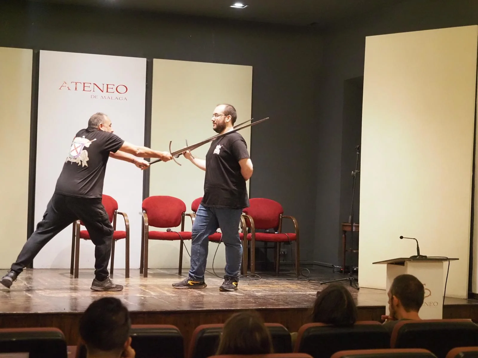 Antonio Martín, a la izquierda, impartiendo el taller 'Historia y técnicas de combate con la espada'