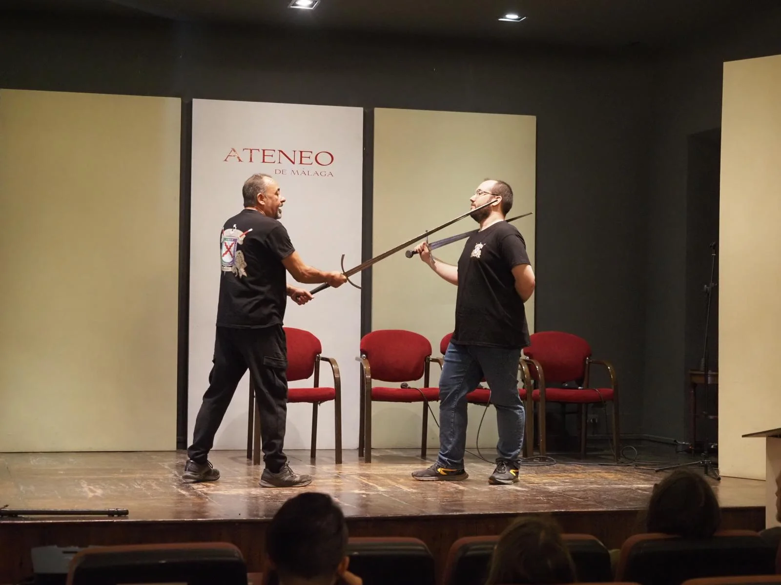 Antonio Martín, a la izquierda, impartiendo el taller 'Historia y técnicas de combate con la espada'