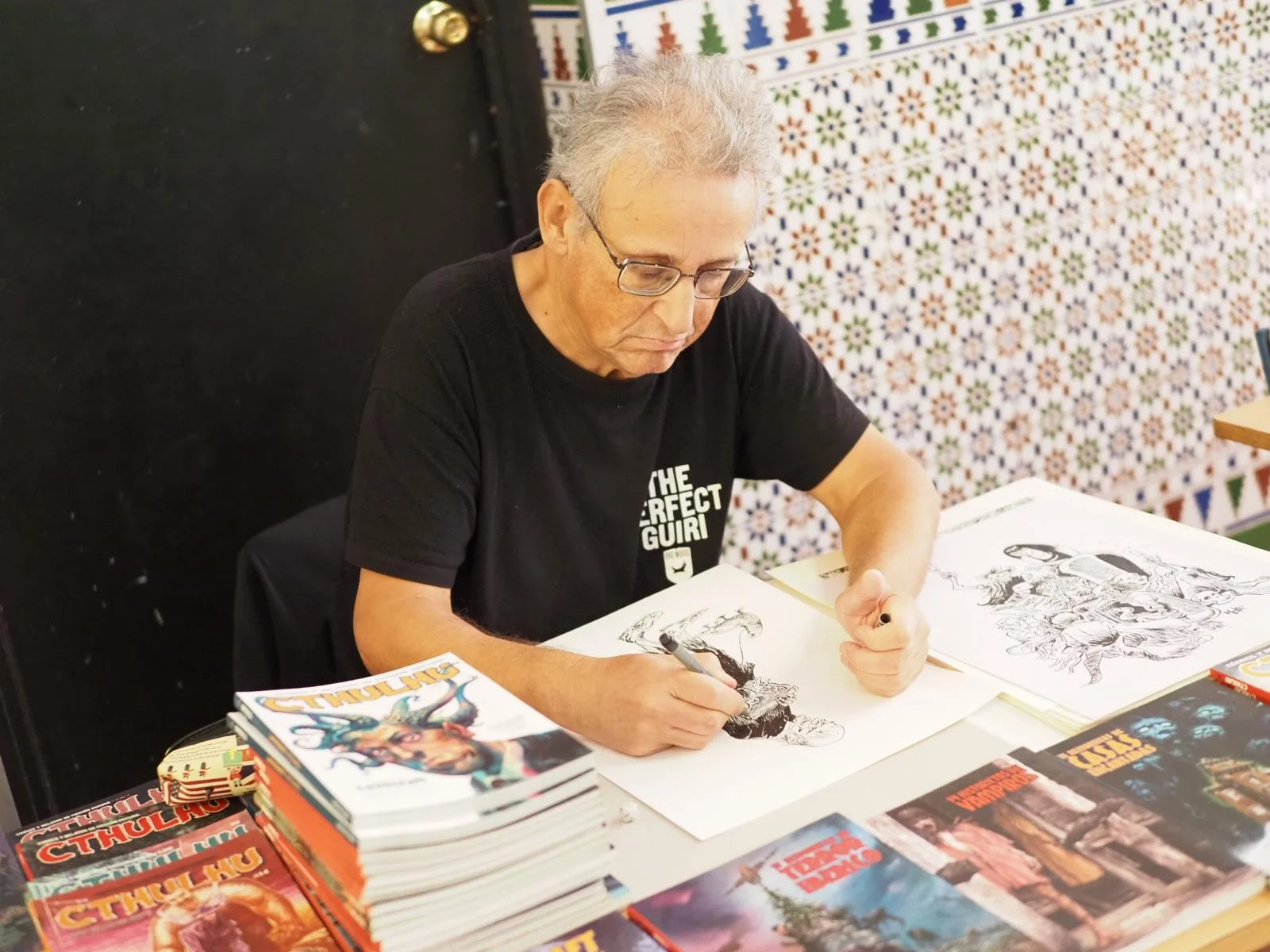 Manuel Mota, dibujante de cómics, en su stand