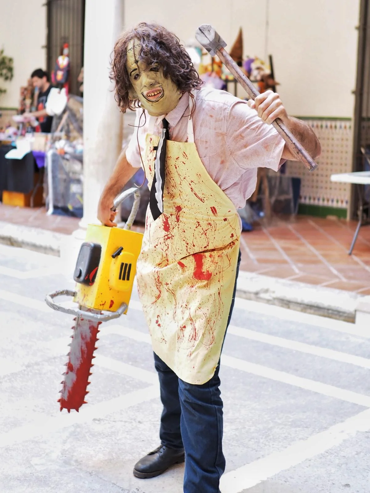 Cosplayer de zombie en el patio del recinto donde se celebró ImaginaMálaga