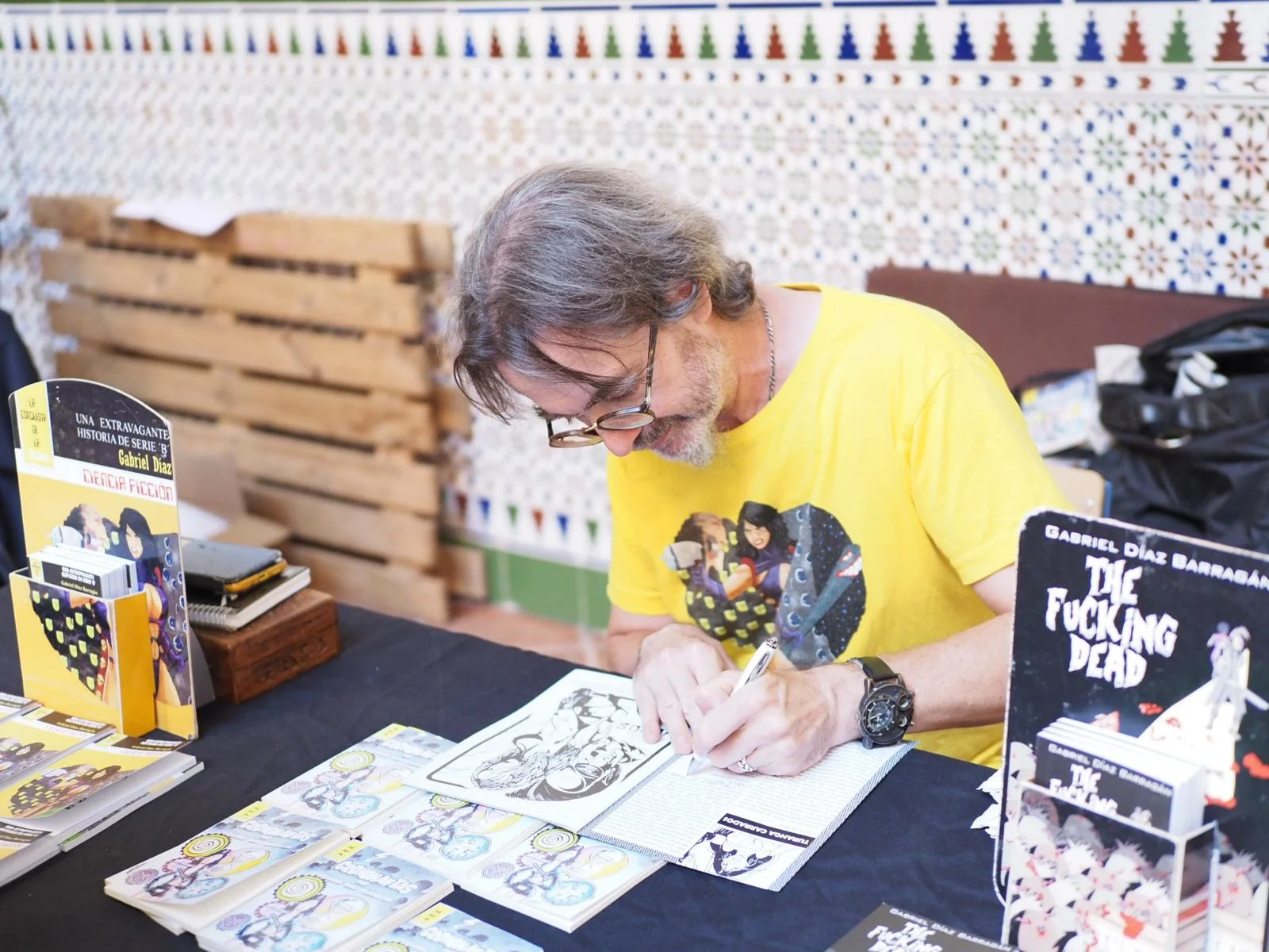 Gabriel Diaz Barragán, conocido como Cybernapya, en su stand durante ImaginaMálaga