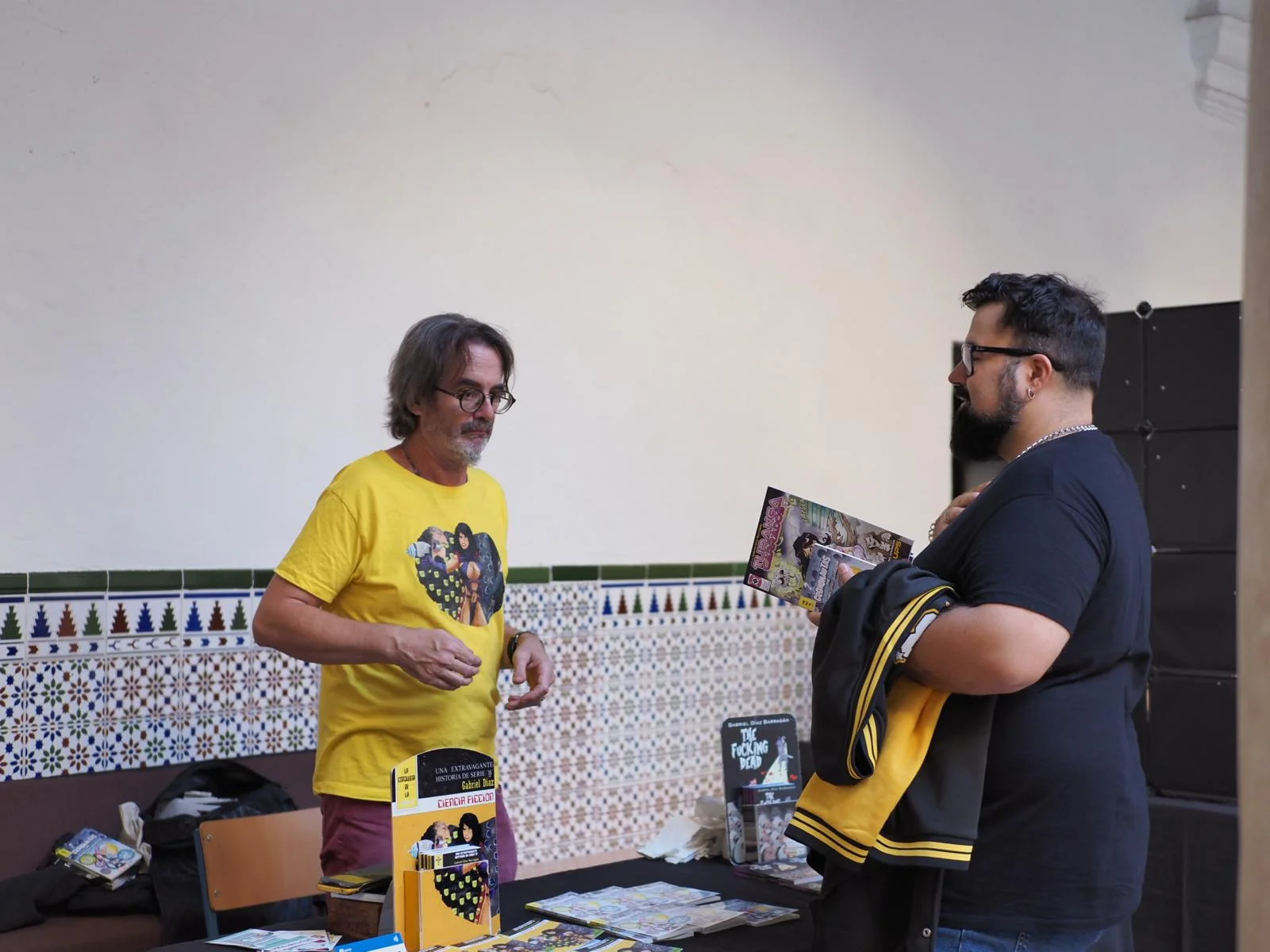 Gabriel Diaz Barragán, conocido como Cybernapya, con David Galan Galindo, en su stand durante ImaginaMálaga