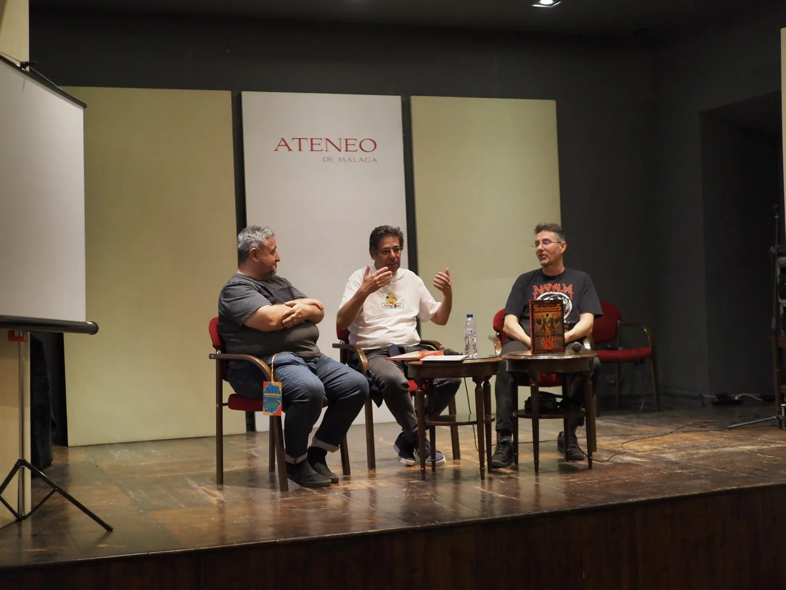 Alejo, miembro del staff de imaginamalaga, a la izquierda, con Rafa Jimenez, en el centro, y Raulo Caceres, a la derecha, durante la presentación del cómic La Batalla de Simancas