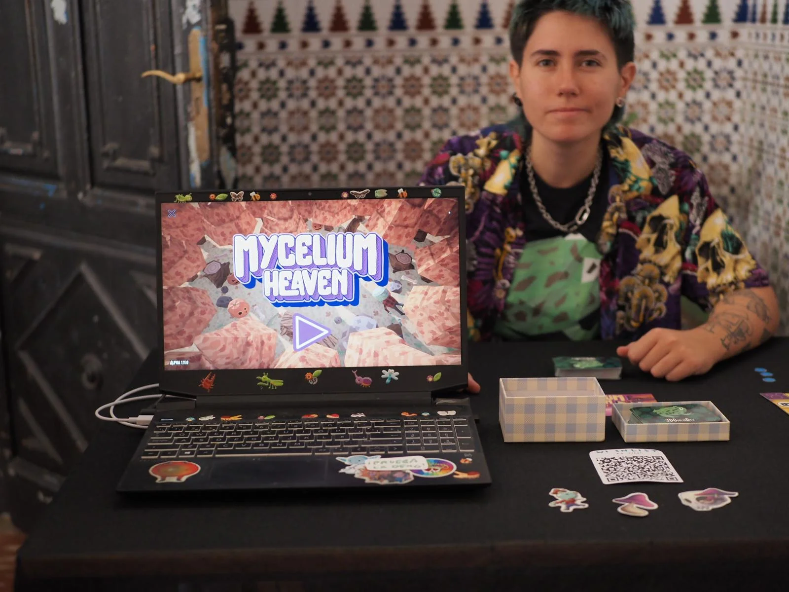 Stand de Lorena Cáceres, de 3D Goblin Dev, presentando su videojuego Mycelium Heaven