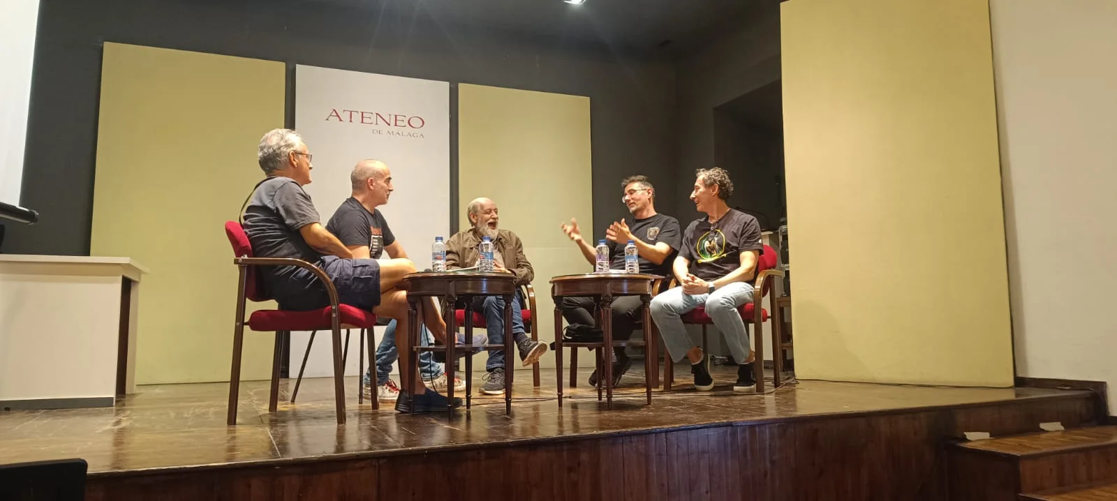 De izquierda a derecha, Manuel Mota, Juan Alberto Guzmán, Vicente Alcázar, Raulo Cáceres y Lamani, en la mesa redonda sobre el cómic de terror