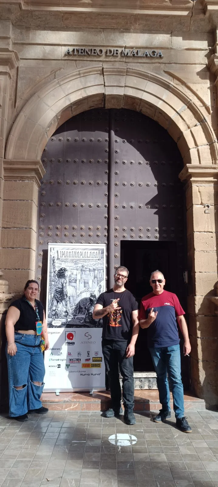 María Báez y Raúl García, secretaria y presidente de la asociación ImaginaMálaga, en la entrada del Ateneo de Málaga, junto con Baldo, fundador y guitarrista del grupo de heavy metal andalúz Estrella Negra