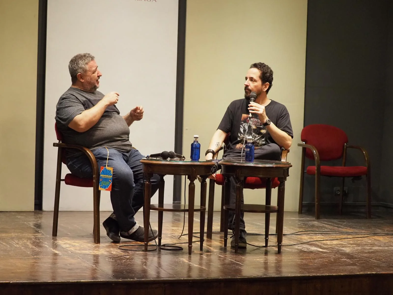 Alejo, miembro del staff de ImaginaMálaga, a la izquierda, hablando durante una charla con el dibujante de comics Sal Donaire, a la derecha