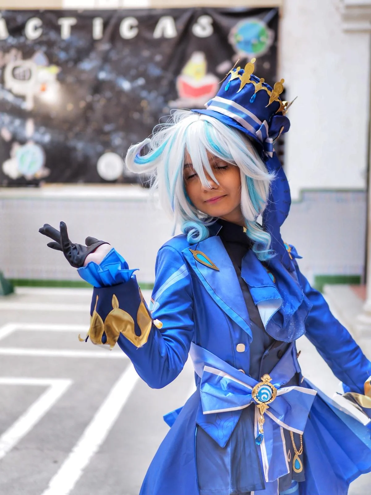 Cosplayer de Furina, la arconte hydro del videojuego Genshin Impact, en el patio del recinto donde se celebró ImaginaMálaga