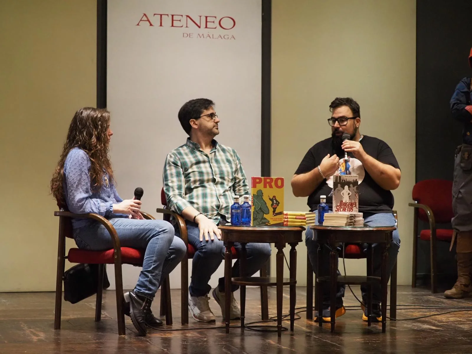 Charla de Déborah Villahoz, a la izquierda, y David Galán Galindo, a la derecha, colorista y creador respectivamente del comic PRO, con Julián como moderador