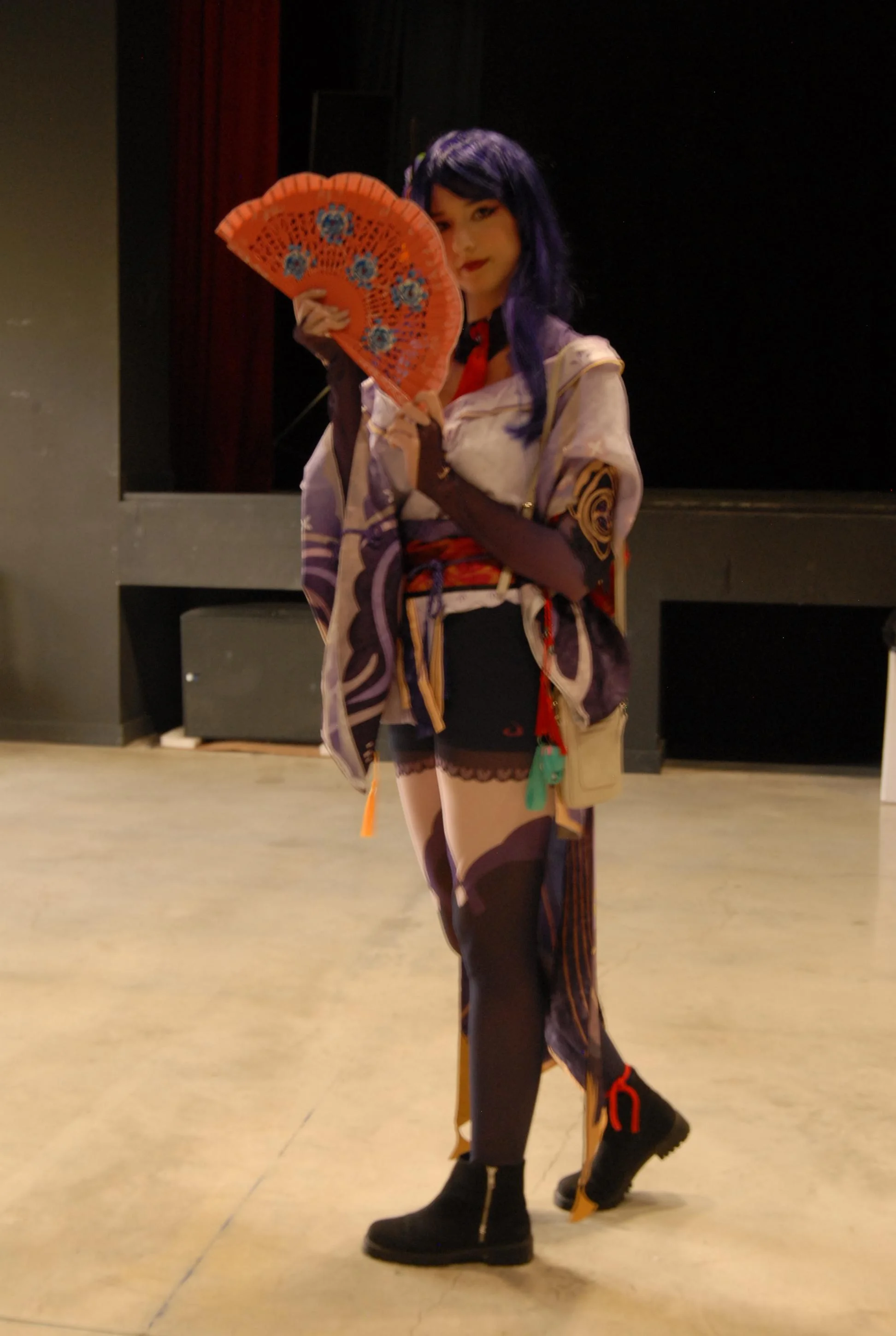 Cosplayer caracterizada de Shogun Raiden, arconte Electro en el videojuego Genshin Impact, junto al escenario de La Caja Blanca durante el evento de ImaginaMálaga