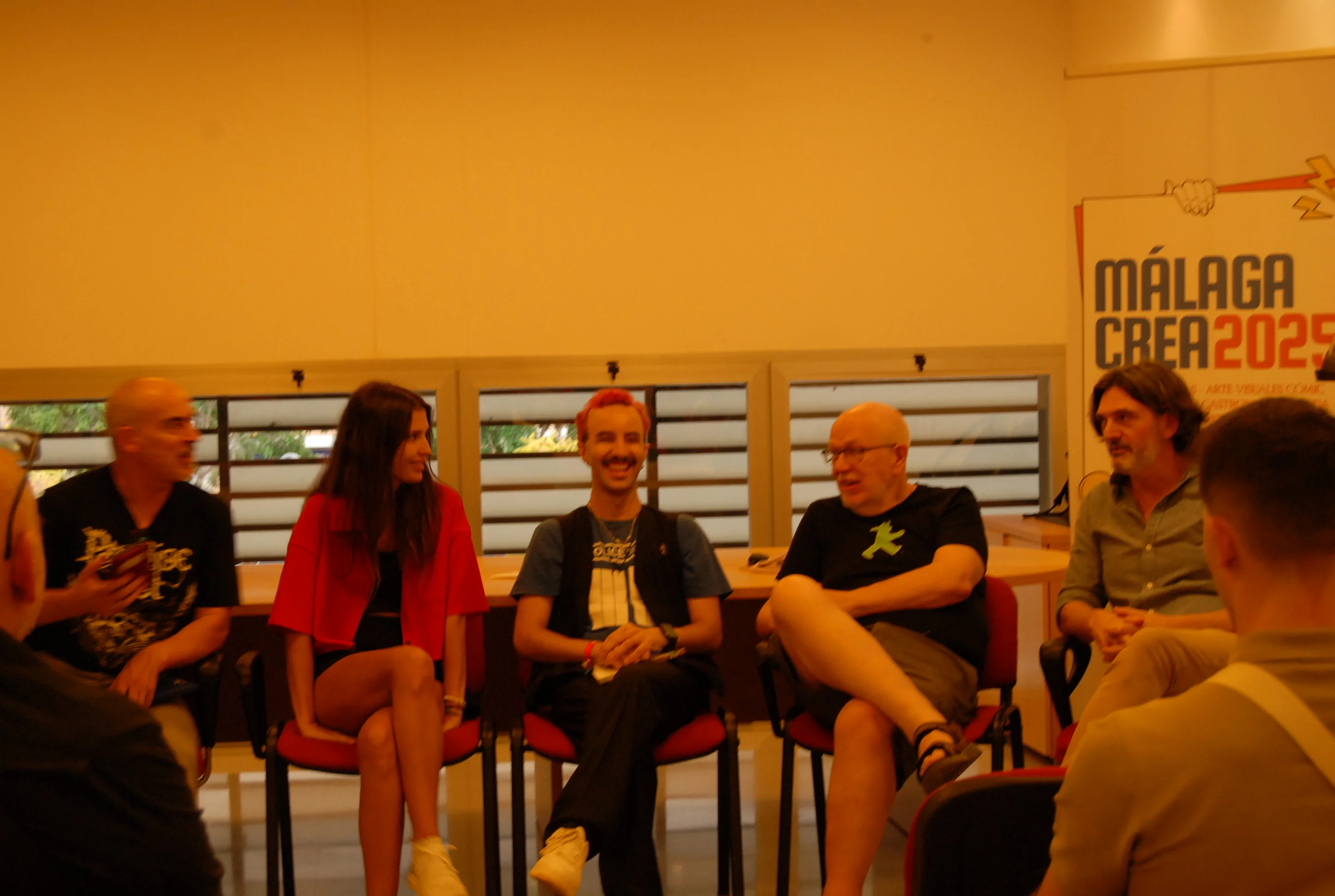 De izquierda a derecha, Alberto Guzmán (moderador), Laura Díaz (escritora), Xisco Lozano, Mike Collins, guionista del Doctor Who, y Alberto Díaz (traductor), durante la mesa redonda 'Doctor Who en el cómic'