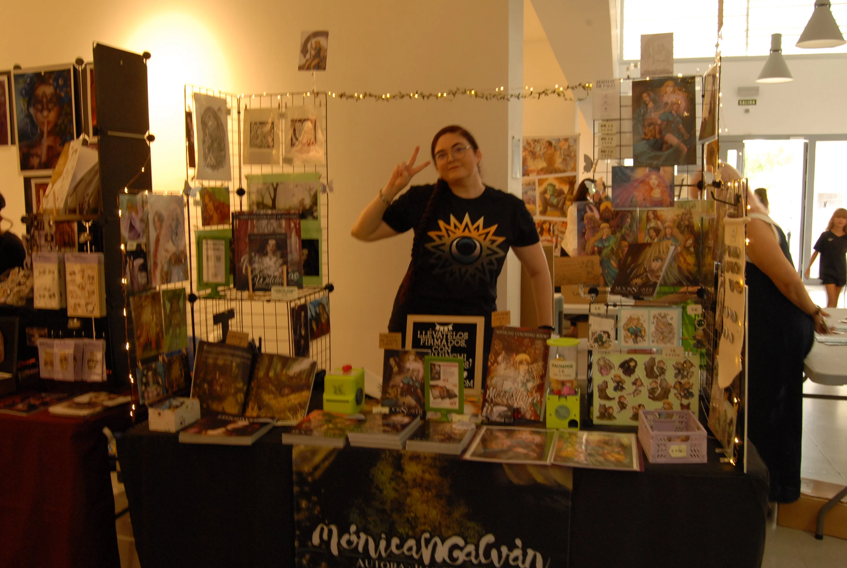Stand de la escritora e ilustradora de fantasía Mónica Galván