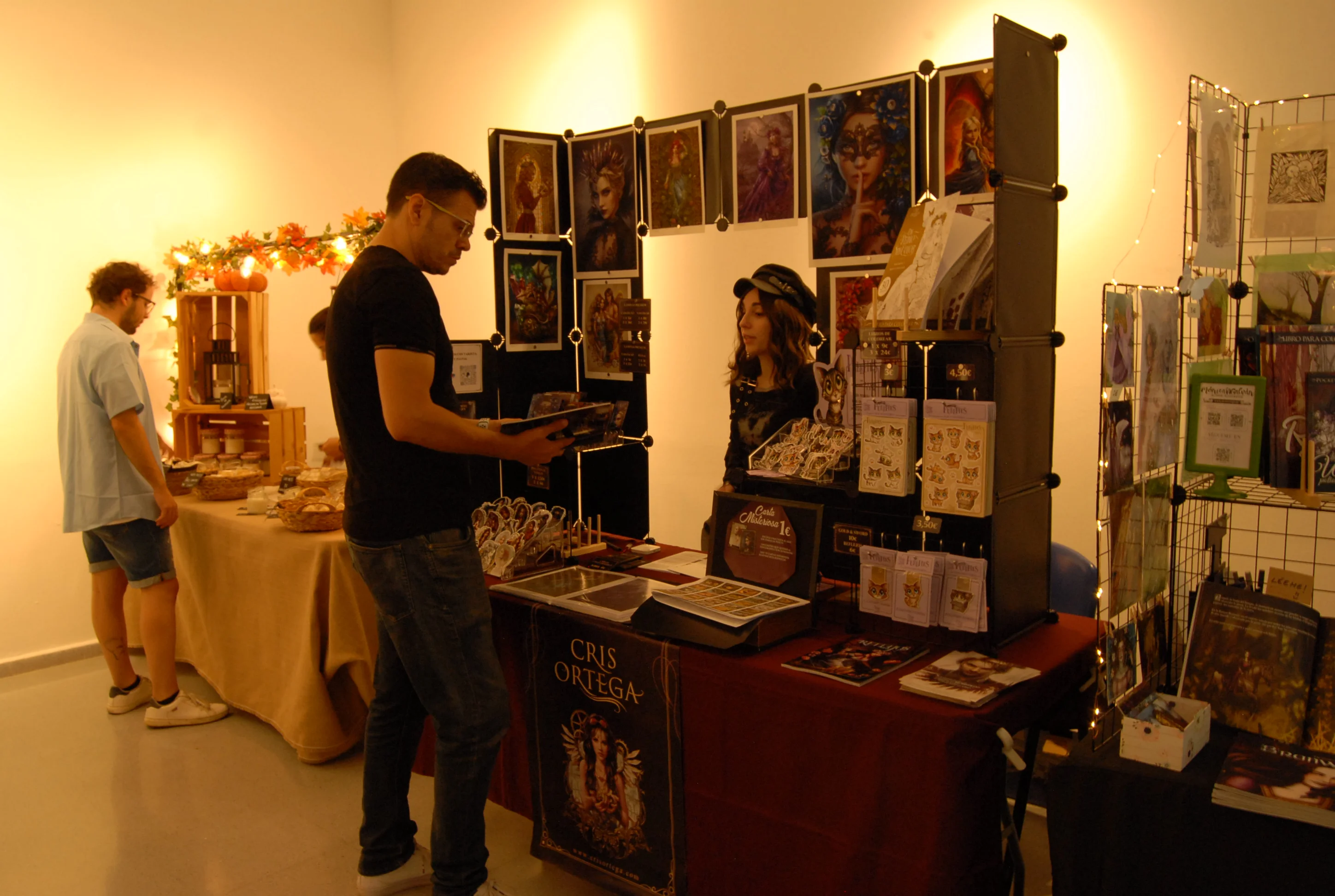 Stand de la ilustradora de renombre Cris Ortega, recurrente en ImaginaMálaga, y Estefanía, de la tienda de velas artesanales Inerzia Candel