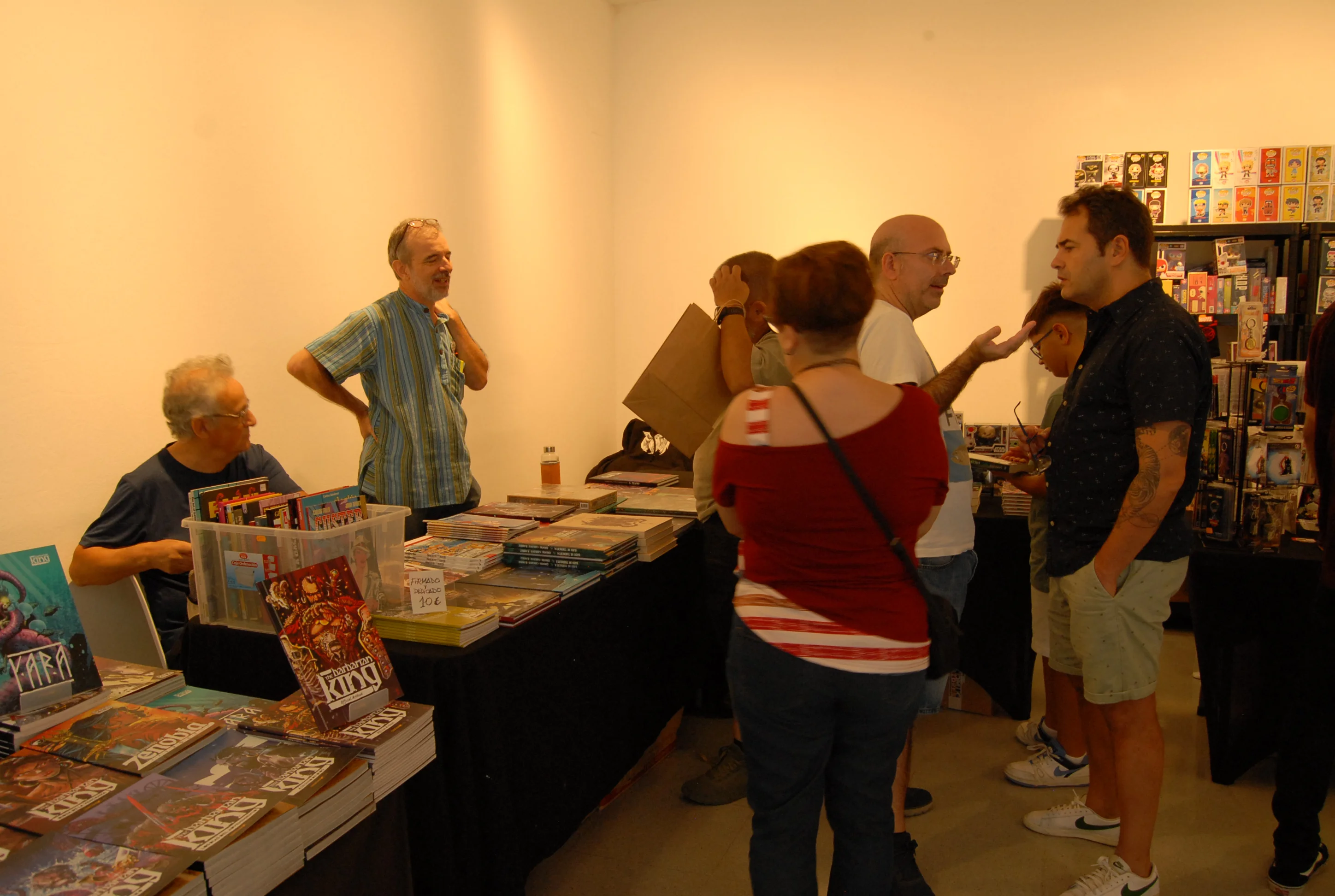 Manuel Mota, historietista y dibujante de la editorial Maldragon, y stand de nuestro colaborador habitual Freak Point, tienda especializada en cómics