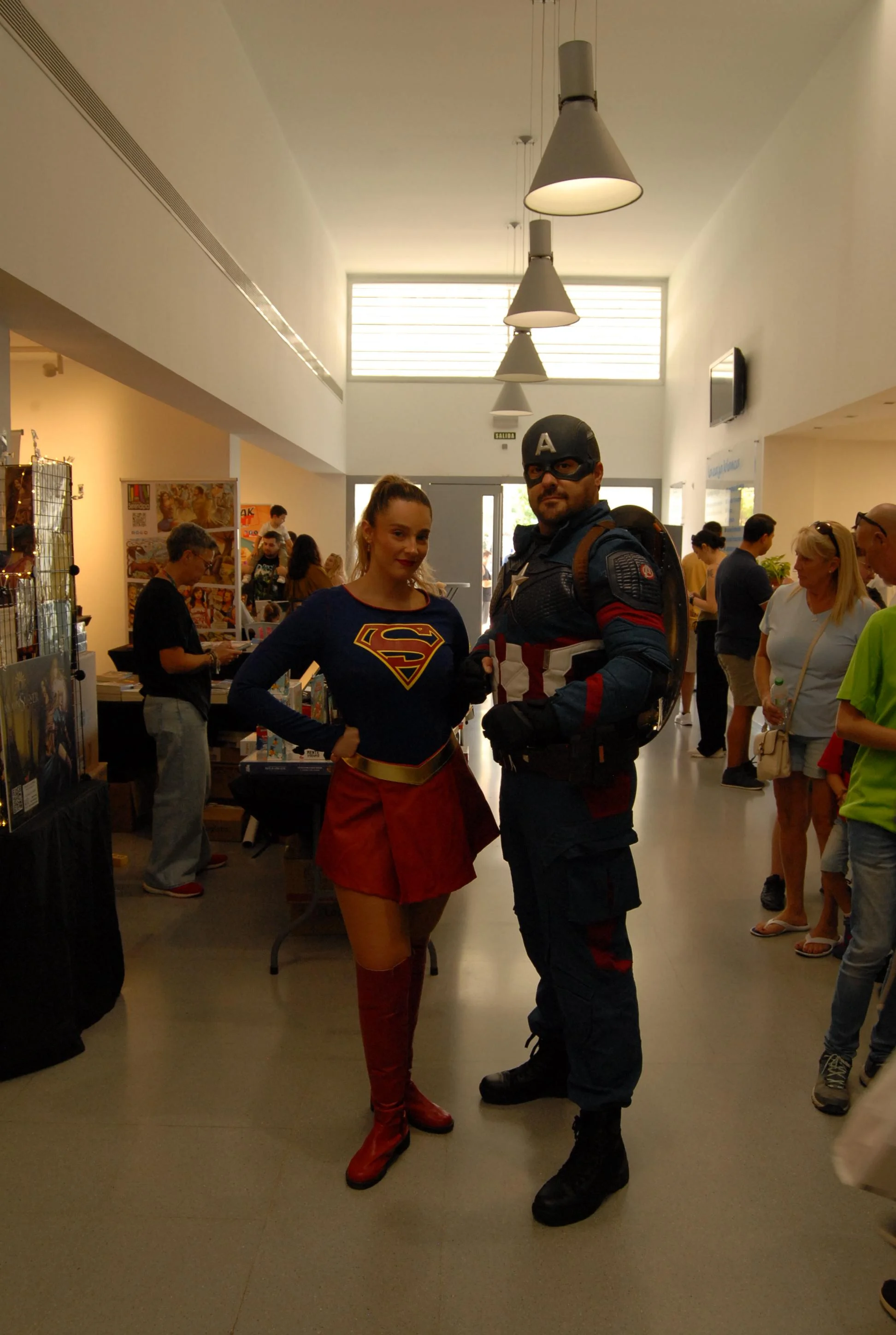 Cosplayers Rosa, caracterizada de Superwoman, de DC Comics, y Albert, caracterizado de Capitán América, de Marvel, en los pasillos de La Caja Blanca durante el evento de ImaginaMálaga