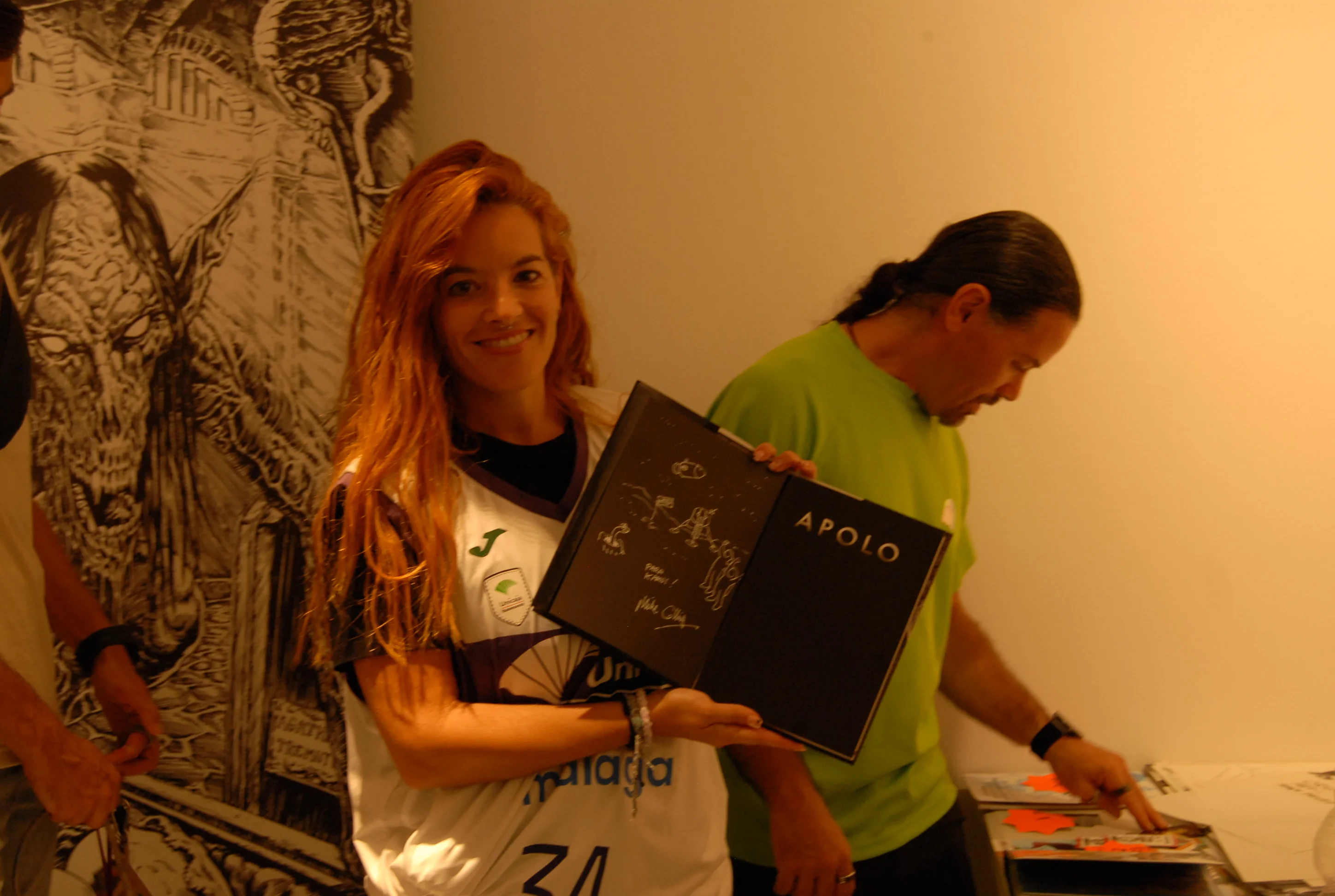 Ganadora del premio de una camiseta de Unicaja y el libro Apolo, del artista y guinista de Doctor Who invitado a ImaginaMálaga Mike Collins