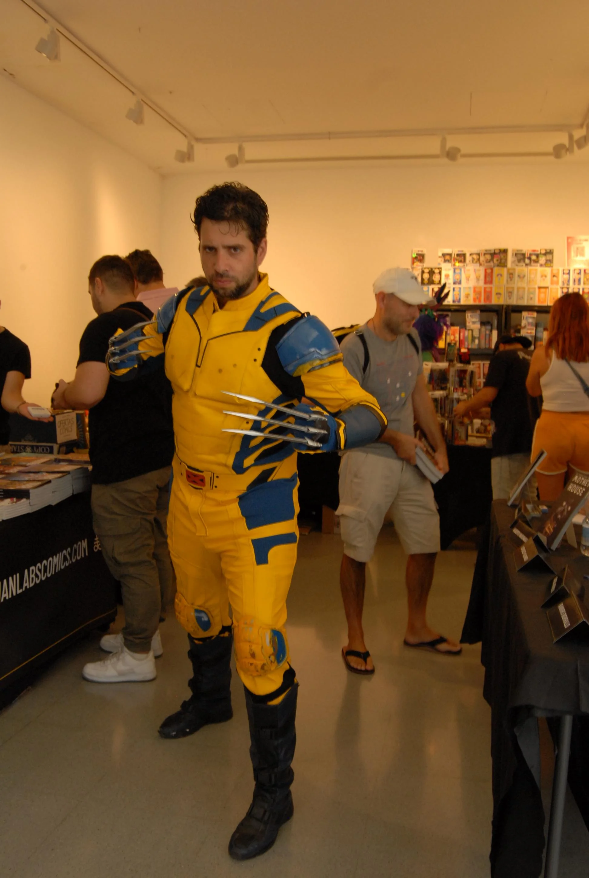 Cosplayer caracterizado de Lobezno, Wolverine, de los X-Men, en los pasillos de La Caja Blanca durante el evento de ImaginaMálaga