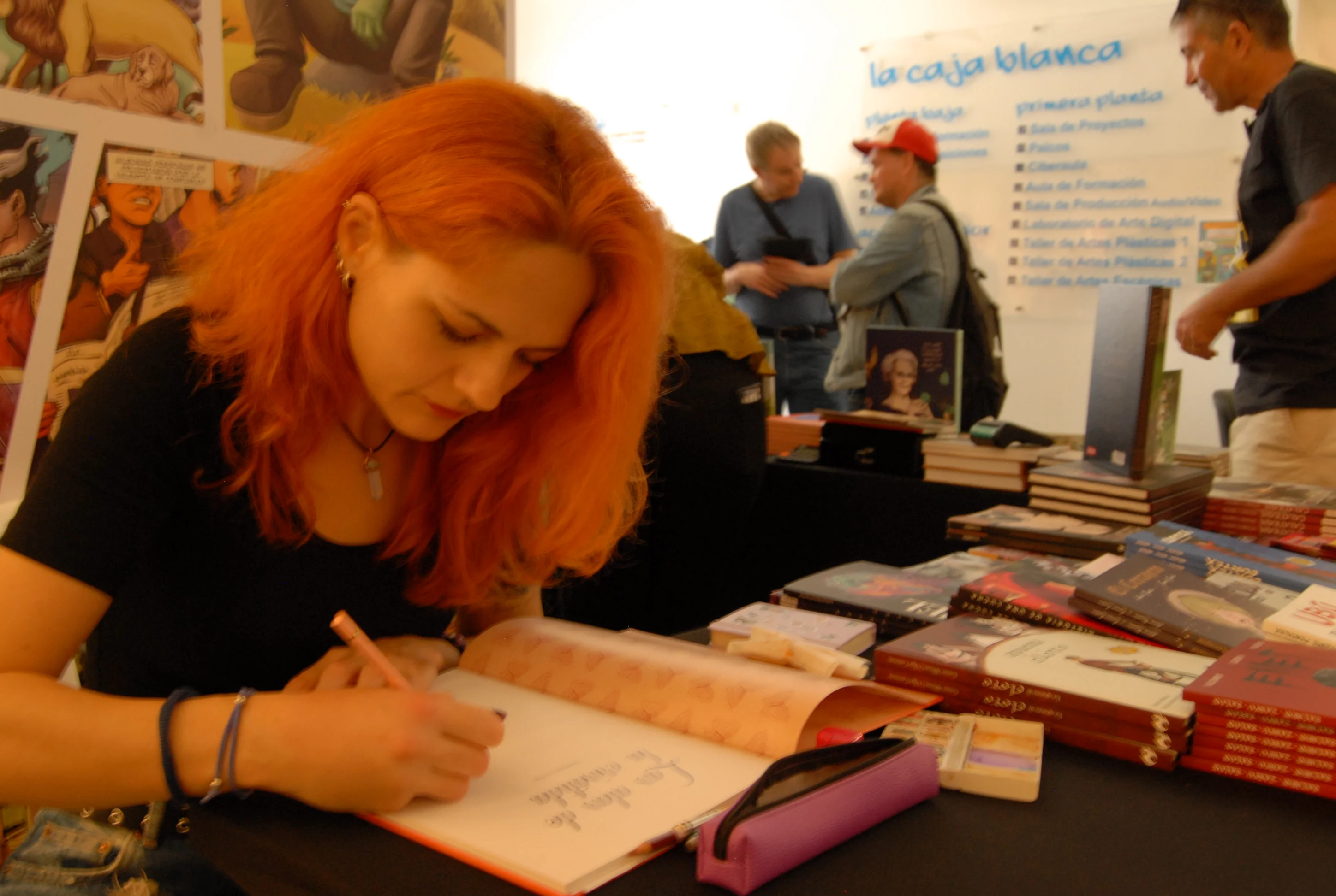 Meik,dibujante e ilustradora de cómics de la editorial Serendipia, en el stand de la editorial, firmando ejemplares durante el evento de ImaginaMálaga